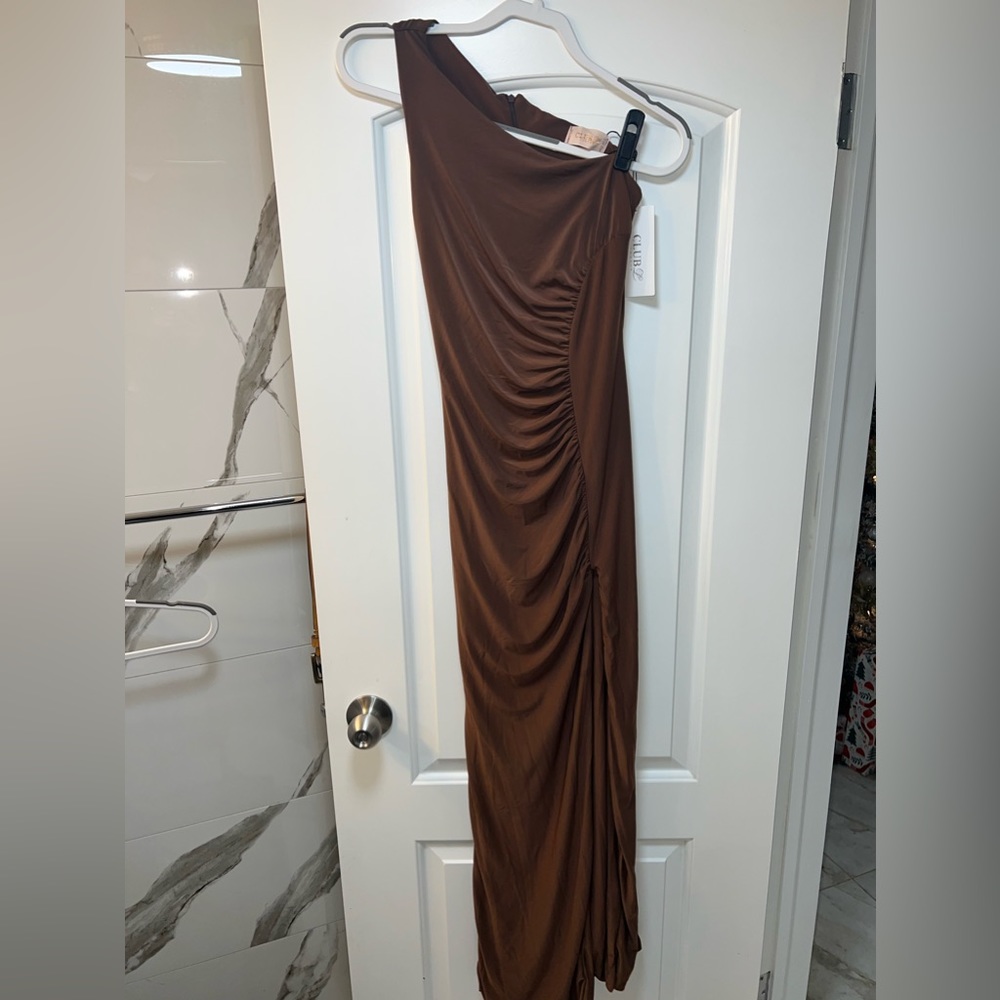Beautiful off the shoulder long dress with leg slit